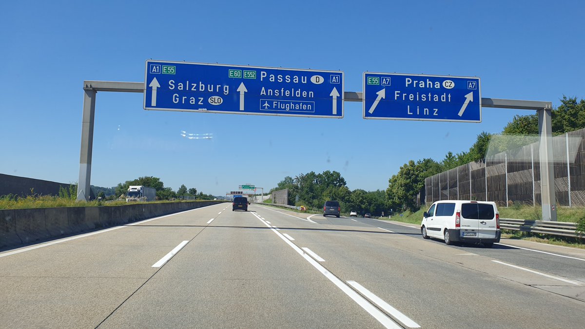 Perjalanan darat menuju Praha Ceko. 
#liburaneropa
#wisataeropa
#supirsantun