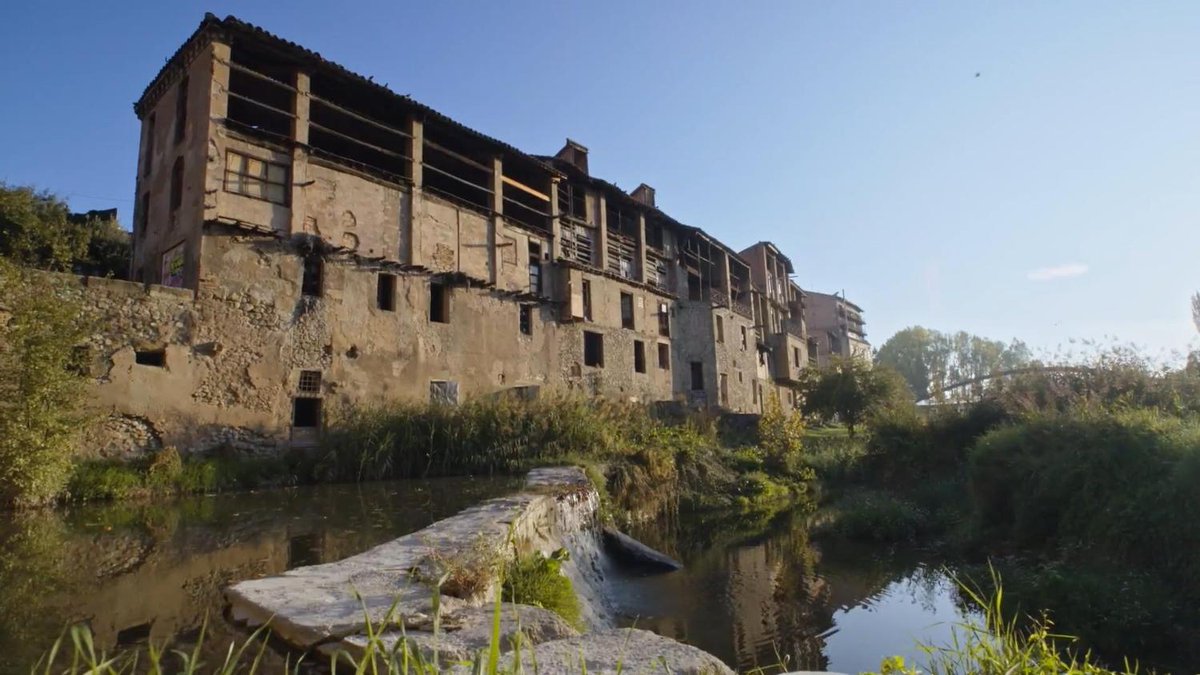 RTVECatalunya's tweet photo. ▶ Segueix en directe #PerdutsEnElTemps, amb el capítol 'La pell d'un barri'

🏭 @AnnaBertran s'endinsa en el barri de les adoberies de Vic que, tot i el pas dels anys, encara es conserva com si el temps s'hi hagués aturat.

📺 Ara a @la2_tve
📱 https://t.co/1YdTBpHdnV https://t.co/4eZhyLaJxd