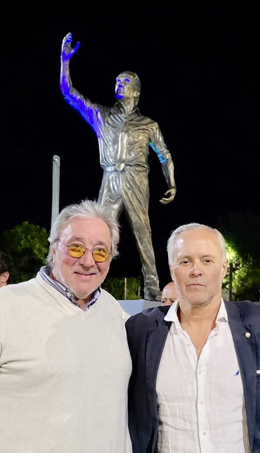 Partió Fernando Ximénez.
Servidor, correligionario y amigo.
Generaciones enteras fuimos más patriotas y más Blancas por su poesía. 
Queda con nosotros “a través de su risa, a través de su llanto, a través de su canto”.
Abrazame a todo los “Gauchos sin nombre”.
TE QUIERO HERMANO.