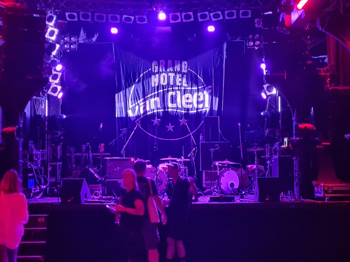 20 Jahre <a href="/GHvC_News/">Grand Hotel van Cleef</a> im und vorm #Knust. Happy Birthday, Thees, happy Birthday Kettcar.