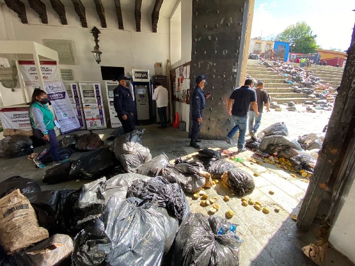 PeriodistasOax's tweet photo. #Basura |
• RECOLECTORES PRIVADOS de basura en municipios conurbados y la capital, exigen que @MunicipioOaxaca les otorgue lugar para tirar desechos; han amenazado con tirar la basura que recolectan en mpios enmedio de calles de Oaxaca capital; hoy los respalda @AntorchaOficial https://t.co/nP5wwujx5h