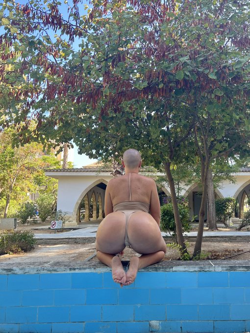 Man sieht hier viel zu wenig Outdoor 🍑🫣 Kommentier 🍑 wenn du ein Booty Liebhaber bist😌 https://t.co/