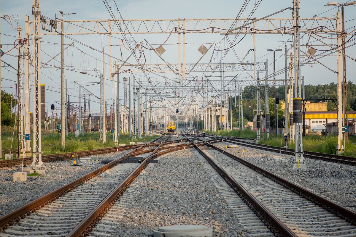 Rail Carpatia: new solution for better connectivity between Three Seas countries bit.ly/3CxmkL9

#intermodal #railways #RailCarpatia #ThreeSeas #3SI #investment #Poland