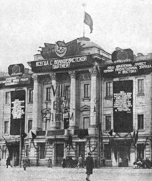 TerrorCalendar's tweet photo. August 24-25, 1936. The sixteen defendants in the "Case of the Trotskyite-Zinovievite Terrorist Center" were tried on false premises of terrorism and conspiracy, without any defense or material evidence, sentenced to death, and executed on the grounds of Moscow's Lubyanka prison. https://t.co/vnAk6mlIDl