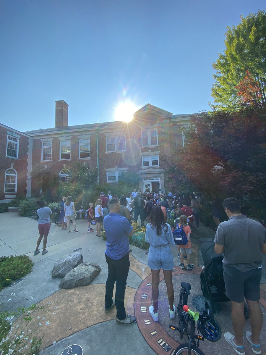 EduLeadingLady's tweet image. Great turn out for Coffee on the Lawn with our Onaway PTO this morning! @DoraBechtel1 @shakerschools #ShakerFirstDay #ShakerRising