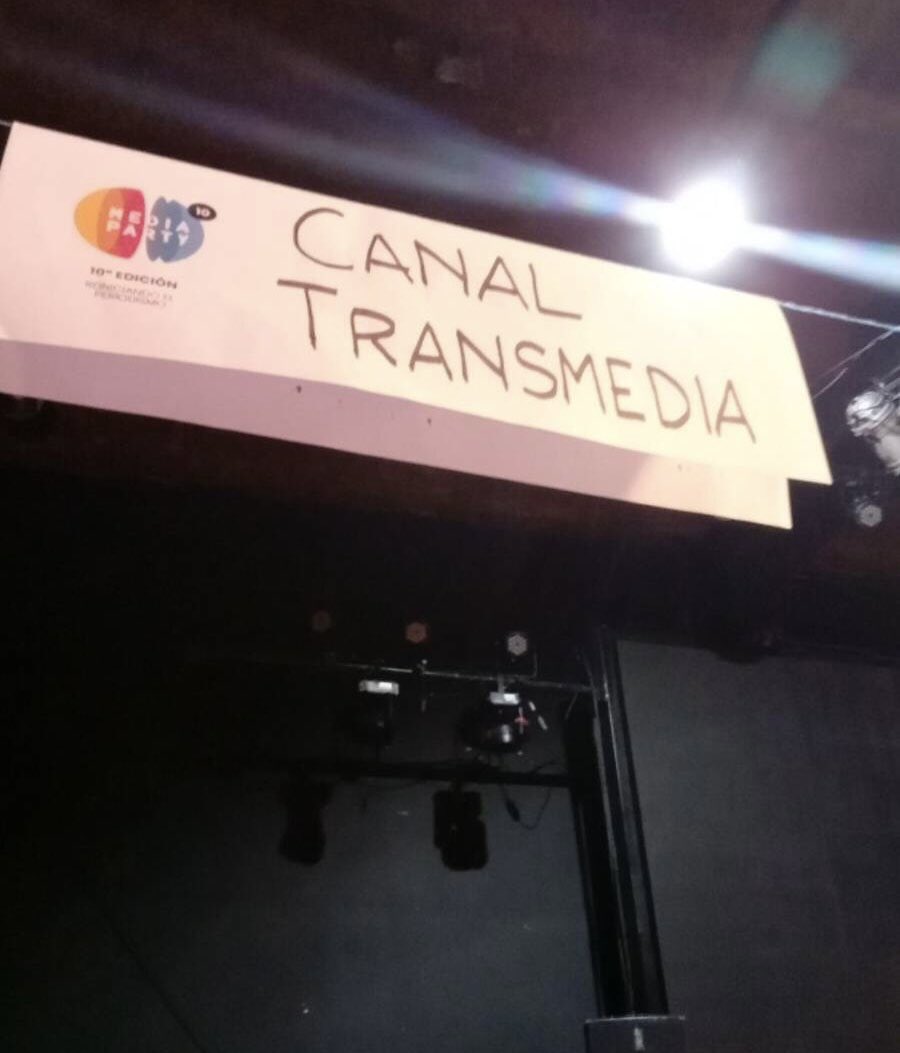 Ay, qué emocionante es ver ese cartel!!! Ahora mismo <a href="/ReyesBarrena/">Diana Reyes Barrena</a> presenta <a href="/transmediaCANAL/">CANAL Transmedia</a> en #MediaFeria de #MediaParty en <a href="/CCKonex/">Ciudad Cultural Konex</a>. #HHBS