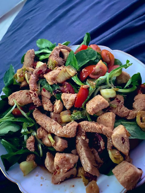 Marinated turkey, tomato&rsquo;s and a bunsh of salad &hellip; yummy 🥰 I love stuffing the salad into me&hellip; monsh https://t