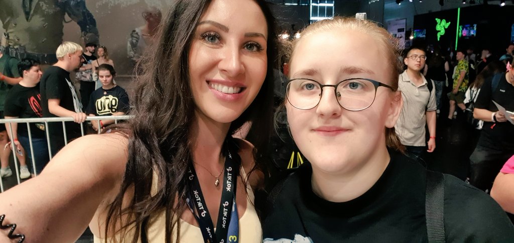 Noristh282's tweet photo. War richtig cool euch heute alle zu treffen 🥰🥰❤️
@RevedTV @Jasmin_Gnu @itsmahluna @MowkyFox https://t.co/nmVlLb1GGA