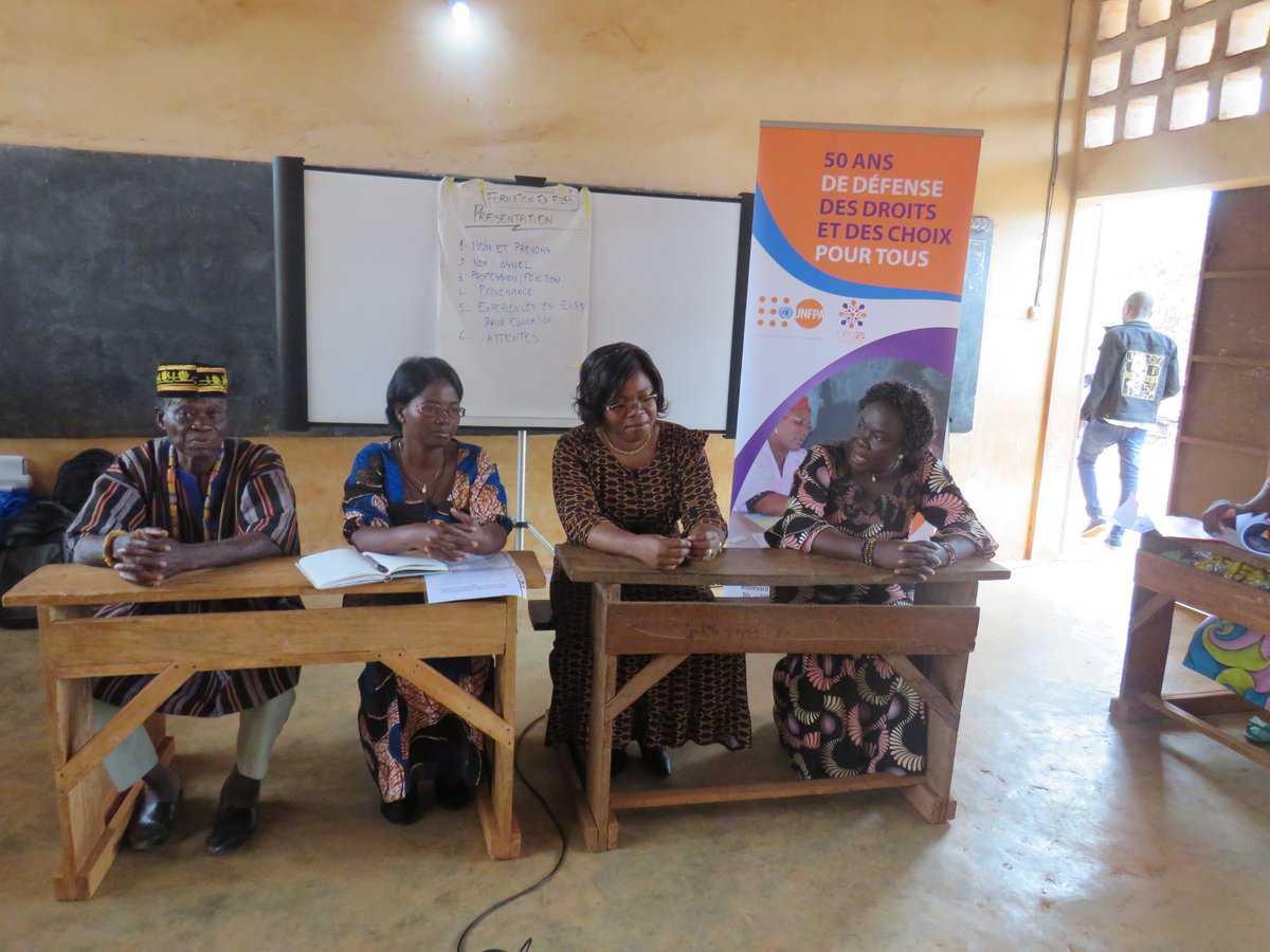 UNFPA_TOGO's tweet image. Education aux Valeurs et à la Santé Sexuelle  #EVSS
Remédier à l’accroissement des grossesses précoces  chez les jeunes dans les milieux ruraux, UNFPA 🇹🇬appuie une formation à l'intention  des jeunes extra-scolaires et des parents dans la localité de VLI et ALOKOEGBE dans le Zio