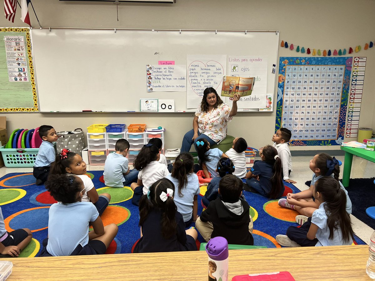 Wall_Nicole1029's tweet photo. 3 ways to read a book: reading the pictures, finding a perfect spot, and picking the perfect book all leading up to read to self stamina! This is amazingly rigorous work for day 4 of school! #NISDignited #PassmoreIgnited https://t.co/FfBI4LpPJg