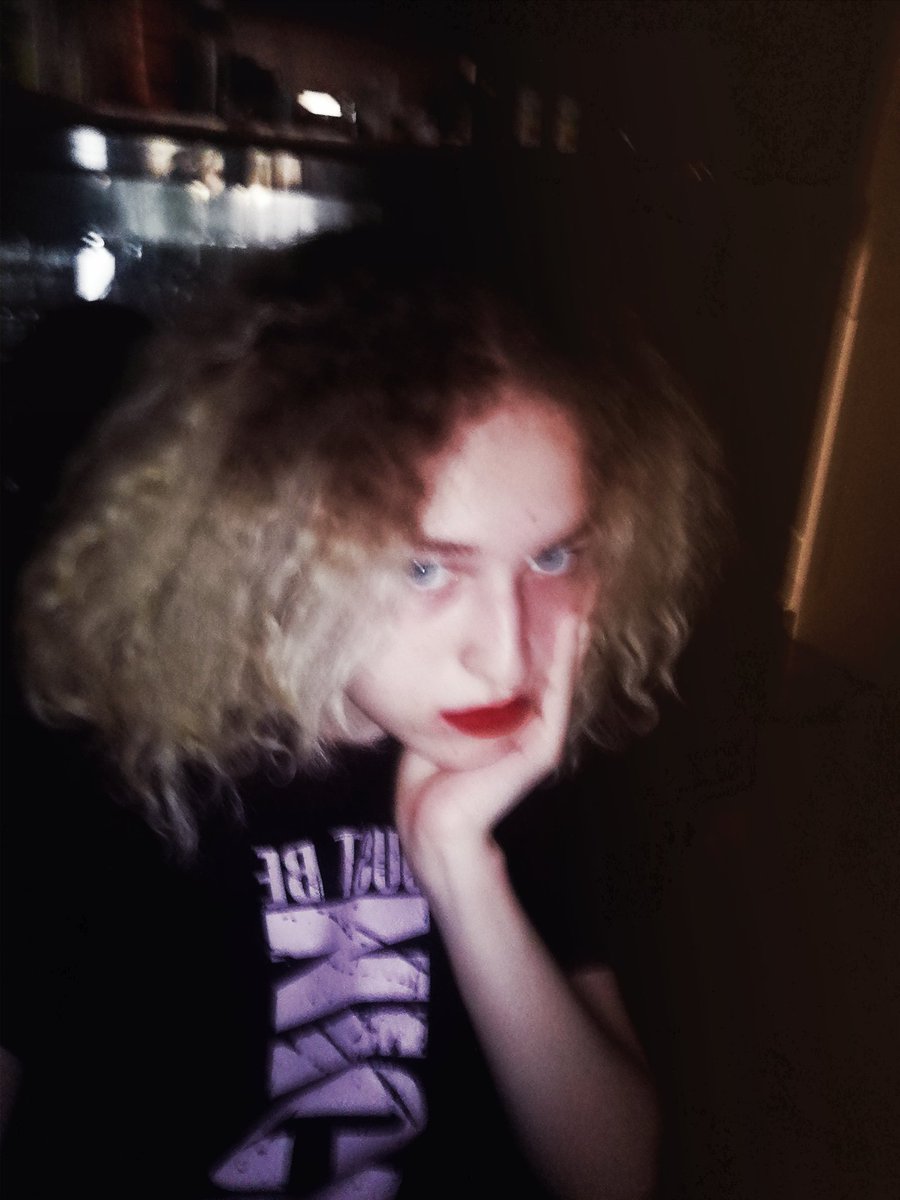 shhh_qq's tweet photo. сидить https://t.co/xRCRCxnKCL