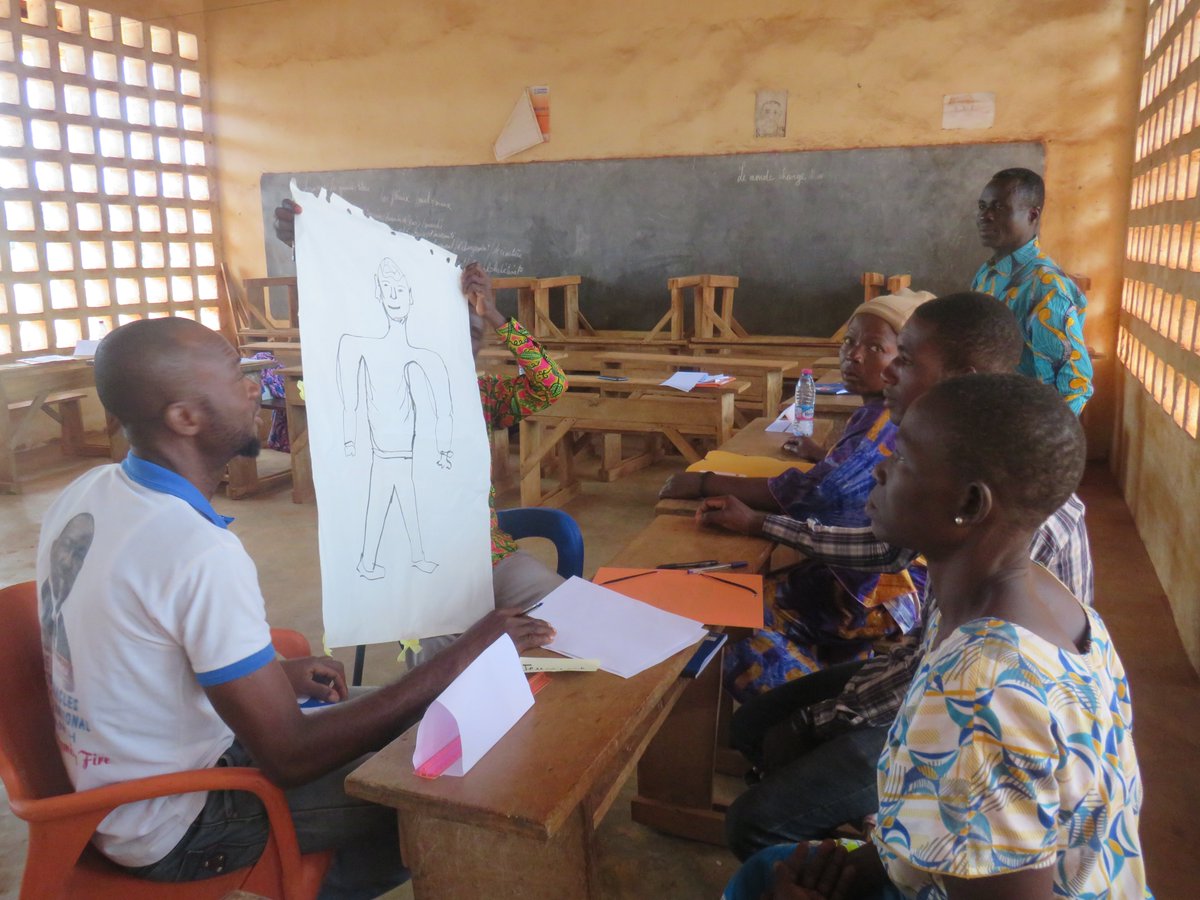 UNFPA_TOGO's tweet image. Education aux Valeurs et à la Santé Sexuelle  #EVSS
Remédier à l’accroissement des grossesses précoces  chez les jeunes dans les milieux ruraux, UNFPA 🇹🇬appuie une formation à l'intention  des jeunes extra-scolaires et des parents dans la localité de VLI et ALOKOEGBE dans le Zio