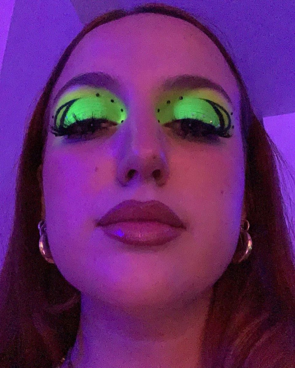 makeupamurder's tweet photo. 🥵🔥 It's hot in here! @/hannahfortheglam GLOWING in our Green #PoisonNeon pigment! SWIPE for the UV glow 

https://t.co/s3mZGGSGnp

#makeupamurder #neonpigments #neonmakeup #uvmakeup https://t.co/8VcERun6tv