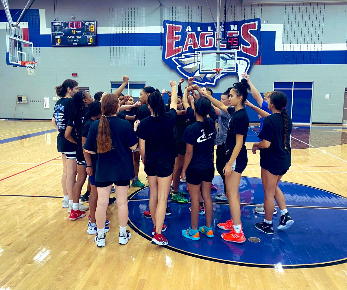 CoachSShaw's tweet image. Proud coach 🚨: “A player lead team will always be better than a coach led team.” They haven’t earned their gear yet but united together to all wear black today 😍 @oohskyee leading the charge with this💡#FULL💙 #LevelIN