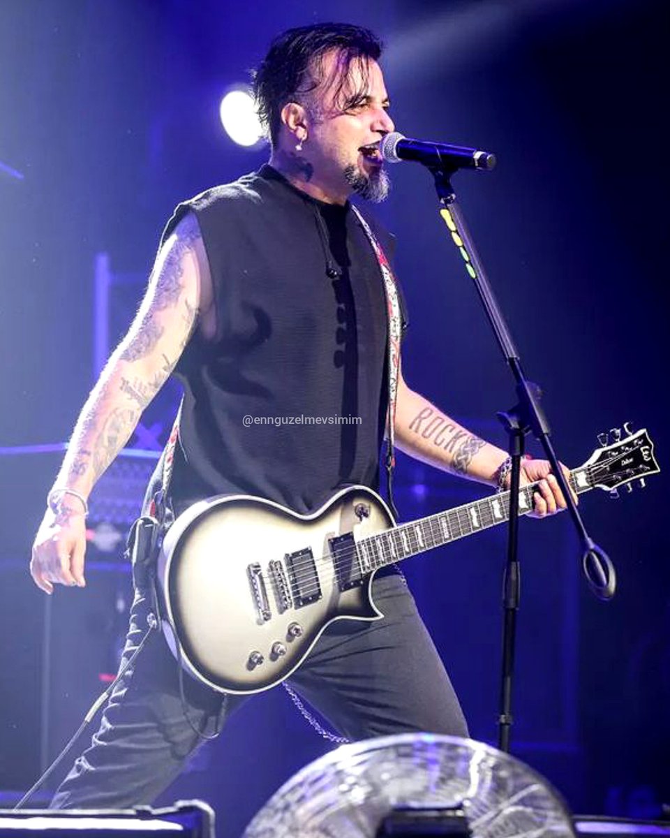 per4band's tweet photo. Dünyanın en yakışıklı ve en yetenekli gitaristi 🤍 https://t.co/9vnMhyfjm7