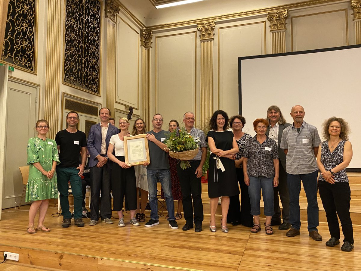 snb_de's tweet photo. Das war der Berliner #Naturschutzpreis 2022! Danke, dass ihr heute Abend dabei ward und morgen versorgen wir euch mit weiteren Infos zu den Preisträger*innen. Bis dann! 👋🥂💚 https://t.co/BbI4zNx29y