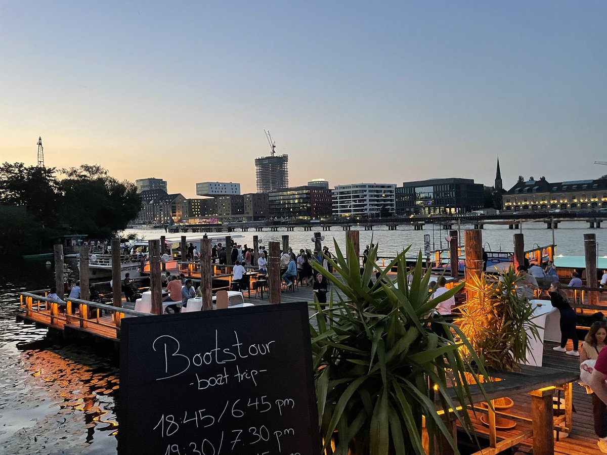 BerlinMeetings's tweet photo. What a day, but ist not over yet. #BESTIVAL22 ends today on Badeschiff at Arena Berlin. Buzzwords: Live music (Seraleez), good drinks, (electric) boat tours and the speed dating event “Fisch sucht Fahrrad” - Business Edition. Cheers! https://t.co/VXhckFqZoj