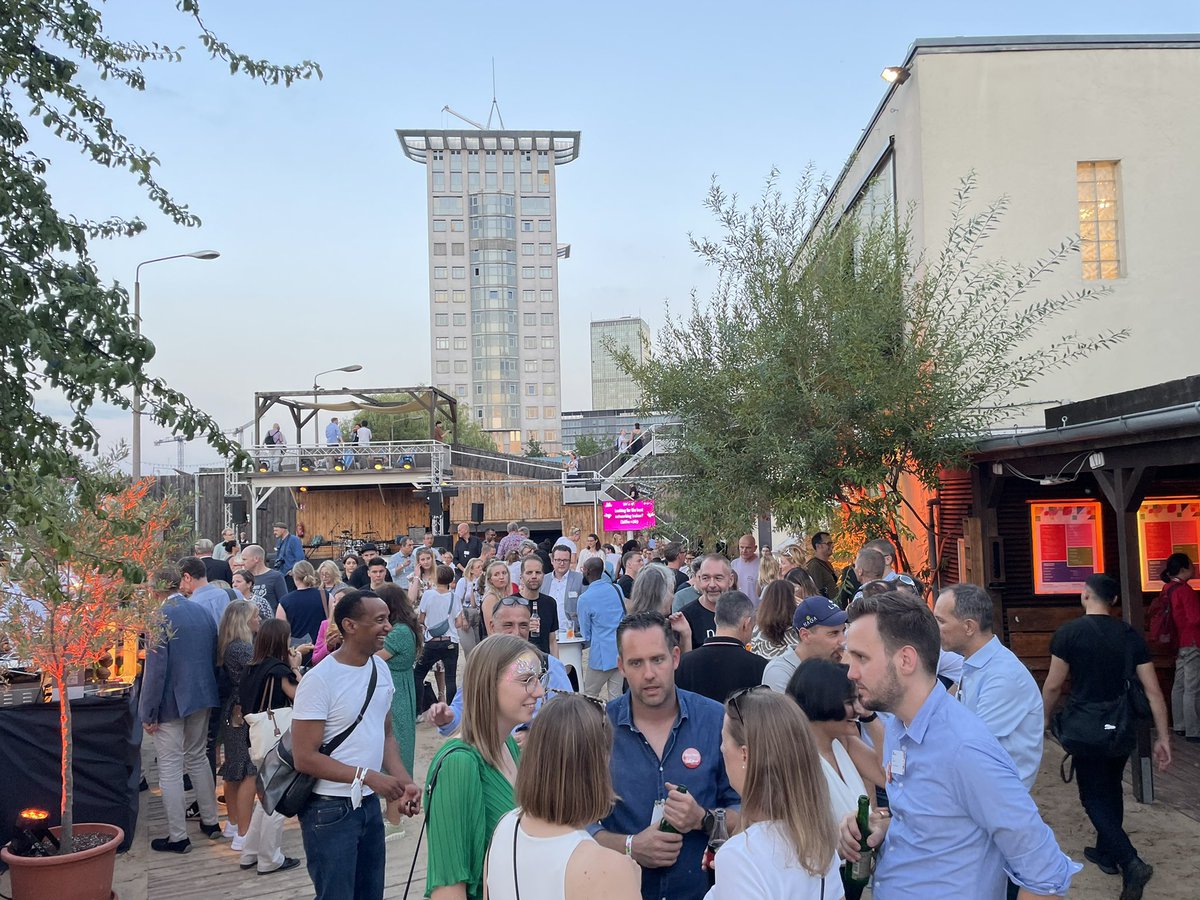 BerlinMeetings's tweet photo. What a day, but ist not over yet. #BESTIVAL22 ends today on Badeschiff at Arena Berlin. Buzzwords: Live music (Seraleez), good drinks, (electric) boat tours and the speed dating event “Fisch sucht Fahrrad” - Business Edition. Cheers! https://t.co/VXhckFqZoj