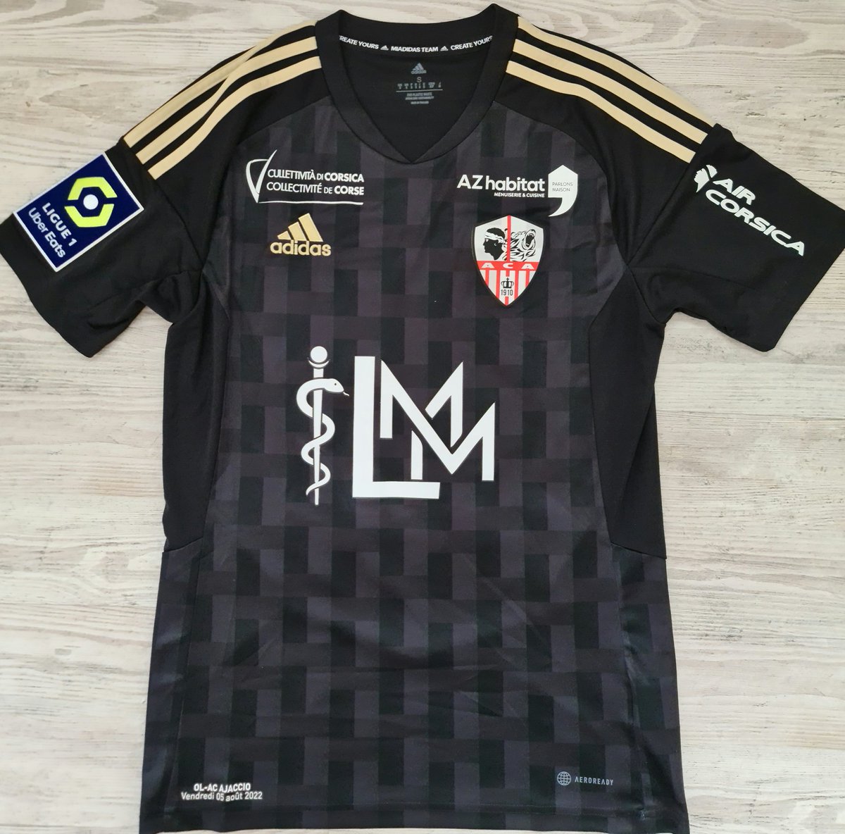 LoicDrd's tweet photo. Maillot préparé pour Mohamed Youssouf pour la reprise de la Ligue 1 et #OLACA le 5 août 2022. Ce maillot noir  il est splendide. https://t.co/euv95v9Dct