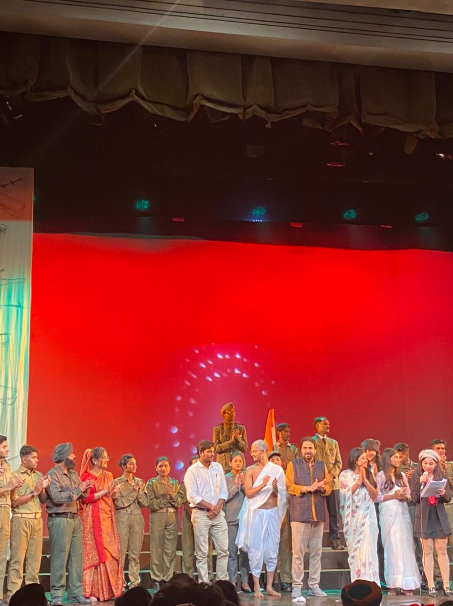 ShyamKumarSaha9's tweet photo. श्री राम सेंटर सभागार(मंडी हाउस) में नाटक "सुभाष चंद्र बोस"की प्रस्तुति के बाद टीम Thespian Society"श्रीअर्जुन राम मेघवाल जी"
भारत के संस्कृति राज्य मंत्री,नाटक के साथ निर्देशक-राज कुमार उपाध्याय
23-24अगस्त 2022 https://t.co/VQdPCHlbvV