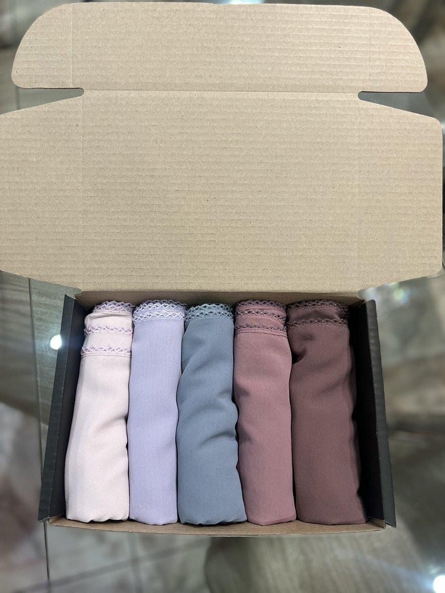 aaminawithtwoAs's tweet photo. Please RT and share 🥰
Chiffon Scarves 
Amazing quality 
180 by 75 cm 
Laced edges R70
Normal R75 https://t.co/0PywdkRwVY
