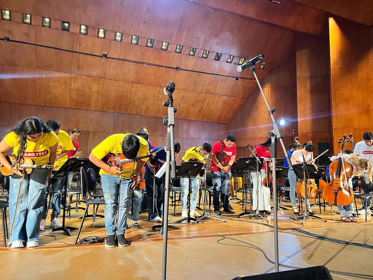 sidocfundacion's tweet photo. Compartimos un poco de la magia que vivimos durante el #BardFest, la noche anterior fue el resultado de muchos días de ensayo y compromise los niños, niñas y jóvenes de las orquestas de @notasdepaz @EMusDesepaz @SomosPacificoTC @icesi @BardCollege #SinfónicaDeSiloé #TamboresSiloé https://t.co/kqQFYJ7p7P