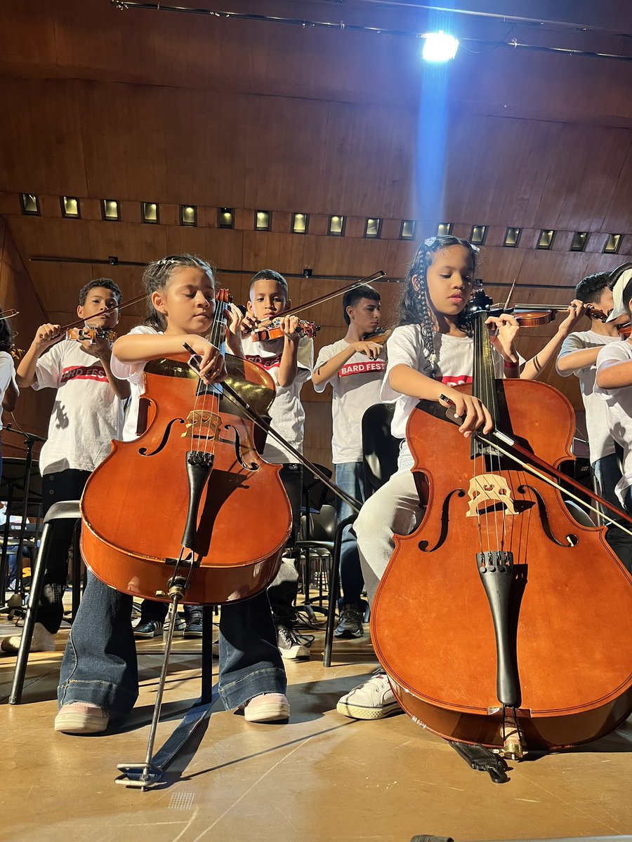 sidocfundacion's tweet photo. Compartimos un poco de la magia que vivimos durante el #BardFest, la noche anterior fue el resultado de muchos días de ensayo y compromise los niños, niñas y jóvenes de las orquestas de @notasdepaz @EMusDesepaz @SomosPacificoTC @icesi @BardCollege #SinfónicaDeSiloé #TamboresSiloé https://t.co/kqQFYJ7p7P