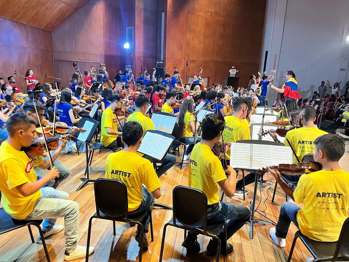 sidocfundacion's tweet photo. Compartimos un poco de la magia que vivimos durante el #BardFest, la noche anterior fue el resultado de muchos días de ensayo y compromise los niños, niñas y jóvenes de las orquestas de @notasdepaz @EMusDesepaz @SomosPacificoTC @icesi @BardCollege #SinfónicaDeSiloé #TamboresSiloé https://t.co/kqQFYJ7p7P