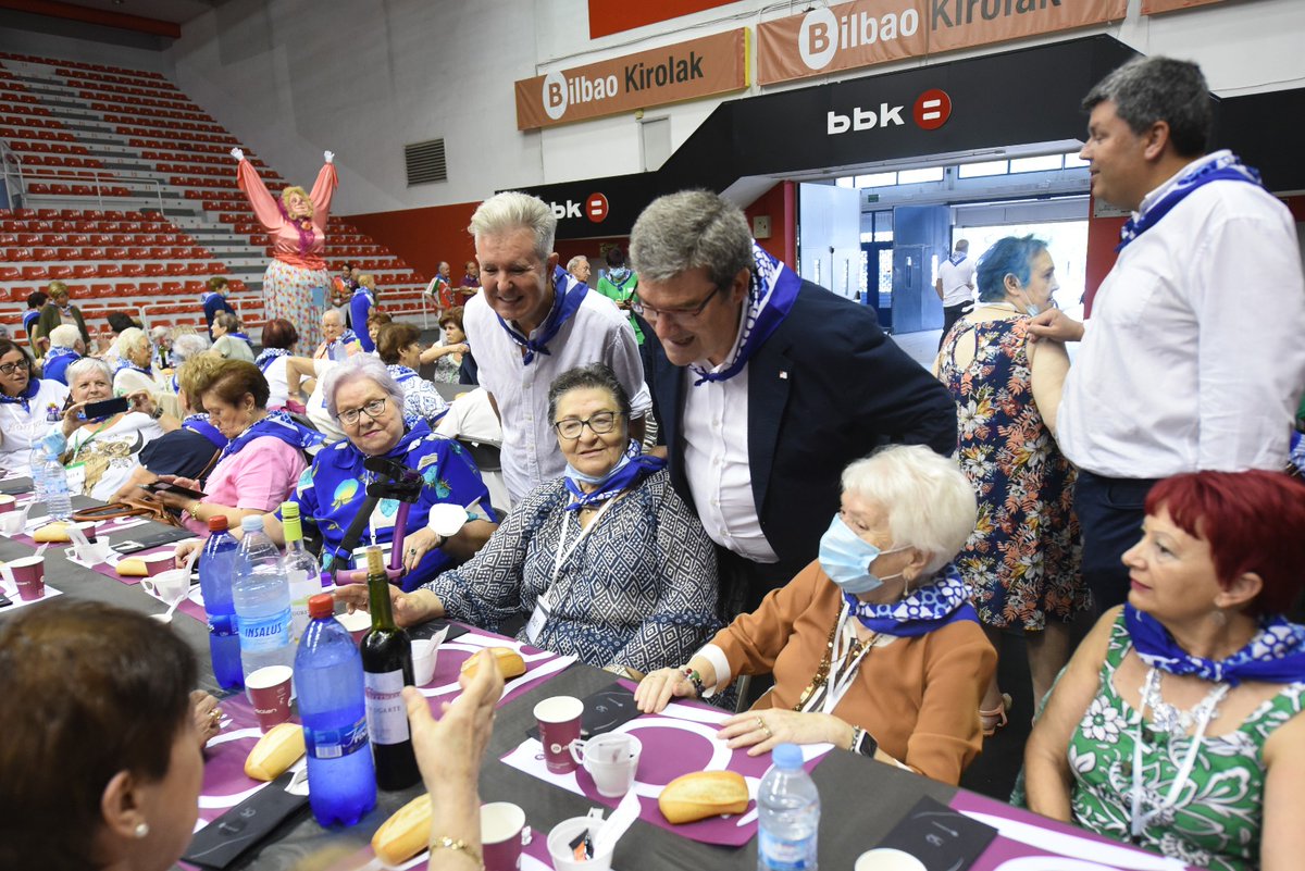 #DíaParticipativoMayores en #AsteNagusia2022. 
🎪 Vamos al circo y comemos en el Pabellón de La Casilla donde nos recibe Marijaia, el alcalde <a href="/juanmariaburto/">Juan Mari Aburto</a> y bilbainadas de fondo. ¡Un gran día!
#GrupoSSI <a href="/bilbao_udala/">Bilbao [Udala - Ayuntamiento]</a> <a href="/MarijaiaBilbao/">#AsteNagusia Bilbao</a> <a href="/konpartsak/">Bilboko Konpartsak</a> <a href="/bilbao_jaiak/">Bilbao Jaiak</a>
#SSIZurekin