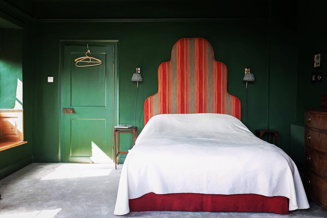 How fabulous is this oversized head board using our Las Salinas 5 fabric by @nadiaoliverinteriors 
.
.
.
.
.
 #AMinteriors #designdiscovery #andrewmartin #interiors #interiordesign #interiorsinspo #homedecor #homedecorideas #luxuryinteriors #interiorstyle #interiordesignideas #in