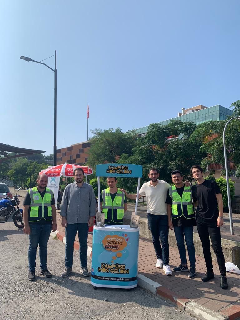 kampusehosgeldi's tweet photo. Bugün, Zonguldak Bülent Ecevit Üniversitesi’nde Kampüse Hoş Geldin stantlarımıza gelen arkadaşlarımızla beraberdik 🚀

Üniversiteye kayıt heyecanına ortak olmak İçin yanındayız😎🏫✨ #KampüsSensizOlmaz https://t.co/xrSahJjvKo