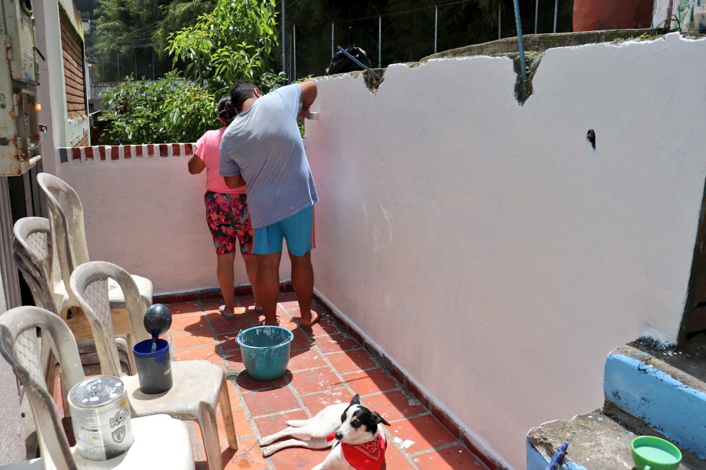 corprodinco1's tweet photo. La comuna 14 de #Morrorico sigue embelleciendo sus espacios, en esta oportunidad el salón comunal de El #Retiro se viste de color con la iniciativa del proyecto Comunidades con Oportunidades de Desarrollo Local Sostenible y en Paz con el apoyo de @OIMColombia y fondos de #Corea https://t.co/pDp6f2hMFG