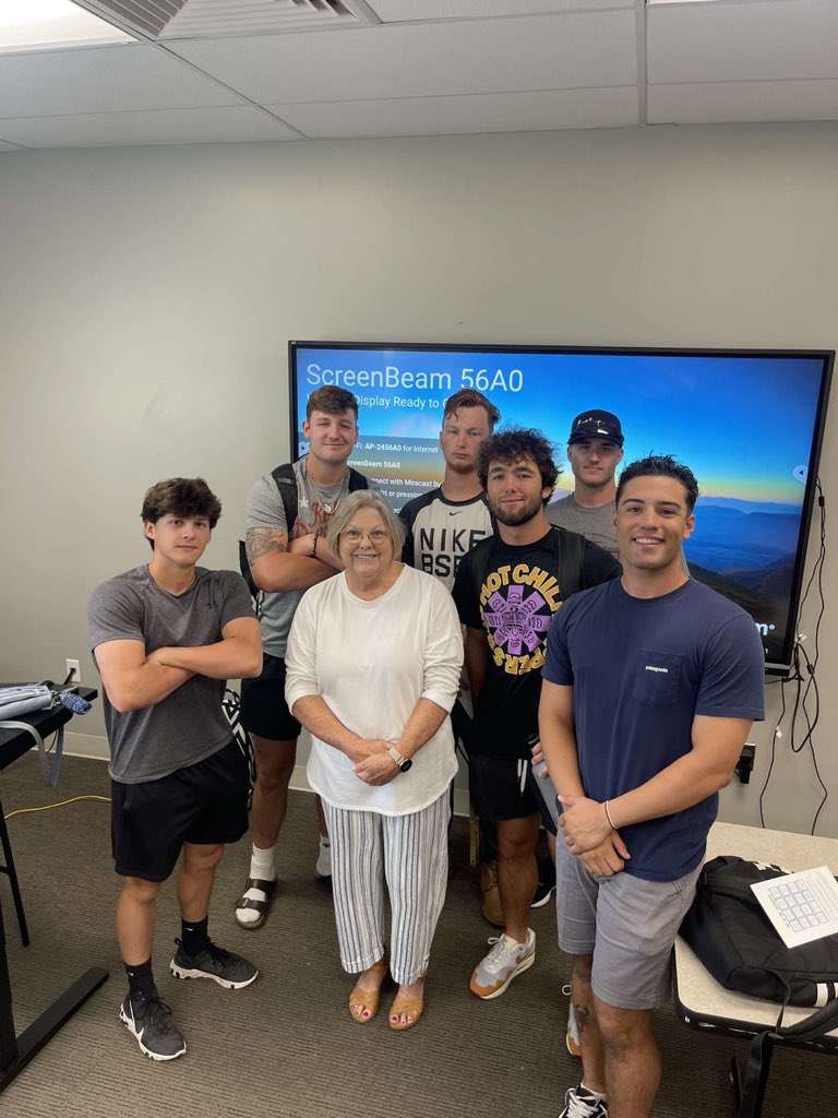 Cade_heck22's tweet photo. Year two, first day of class #picswprofessors #blazers https://t.co/YHjNtV5jJU