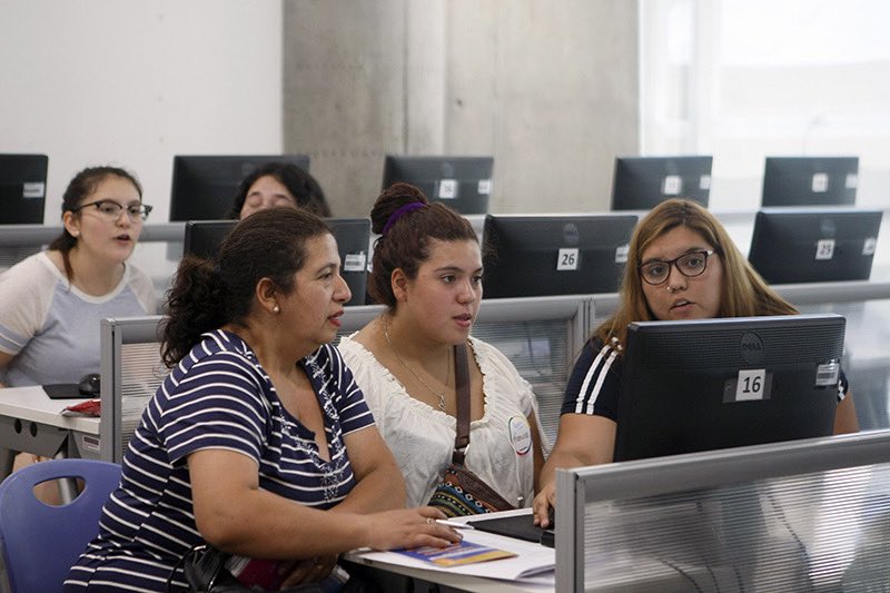RosaDeves's tweet photo. En la @uchile promovemos la formación en diversidad, y trabajamos por una Universidad inclusiva para todas y todos. Les invitamos a conocer las +2000 vacantes para nuestros sistemas especiales de acceso y programas de acompañamiento para la #admisión2023 https://t.co/RNgjjLvxSk https://t.co/SAcOUSi27e