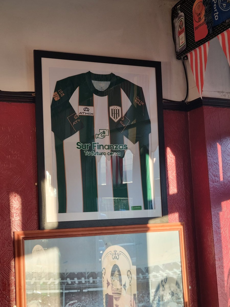 GordoBan09's tweet photo. Colliery's Tavern, esquina del Stadium of Light, cancha del Sunderland AFC. 
Lo único que no es rojo y blanco que cuelga en las paredes de aquél mágico lugar bien al norte de Inglaterra. https://t.co/z2tMz762YM