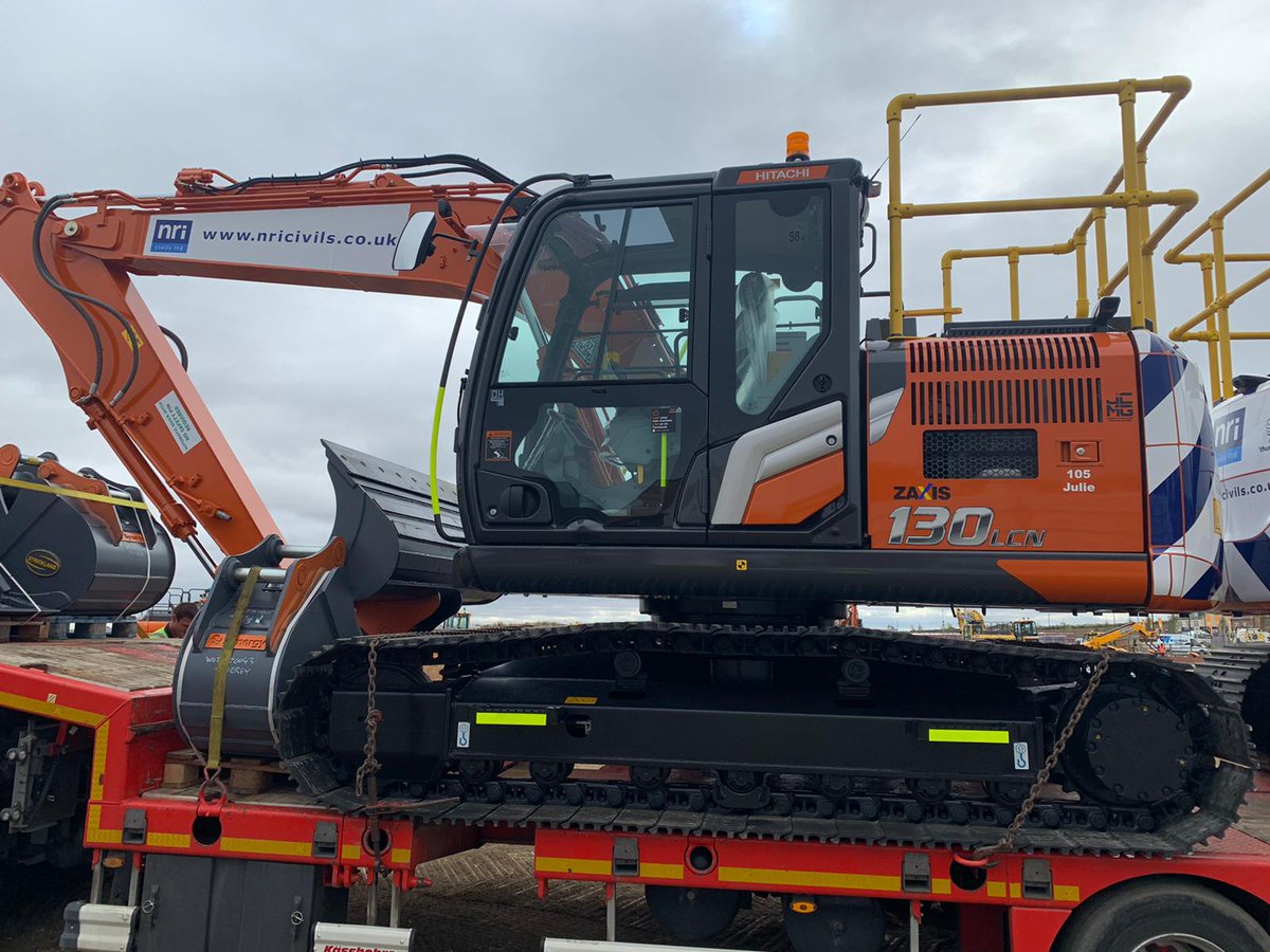 NRICivils's tweet photo. Our new Hitachi machines rolling in at our new site for Mulberry Homes :) #construction #groundworks https://t.co/mSh5ZXA7hb
