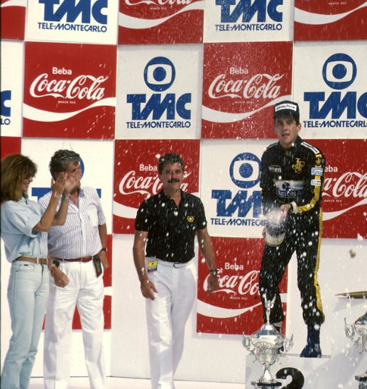 Formula1Verse's tweet photo. BANDEIRADA - 🏁🇧🇷

- @ProstF1v (@Mclaren_WF1) VENCE DE MANEIRA TRANQUILA NO RIO
- O francês voou em solo brasileiro e abriu a temporada em grande estilo
- @AyrtonF1V (@Brabham_F1V) chega em P2, com direito a uma ultrapassagem na última volta
- Primeiro pódio da @MorningF1SM https://t.co/pZEvFeJ6NX