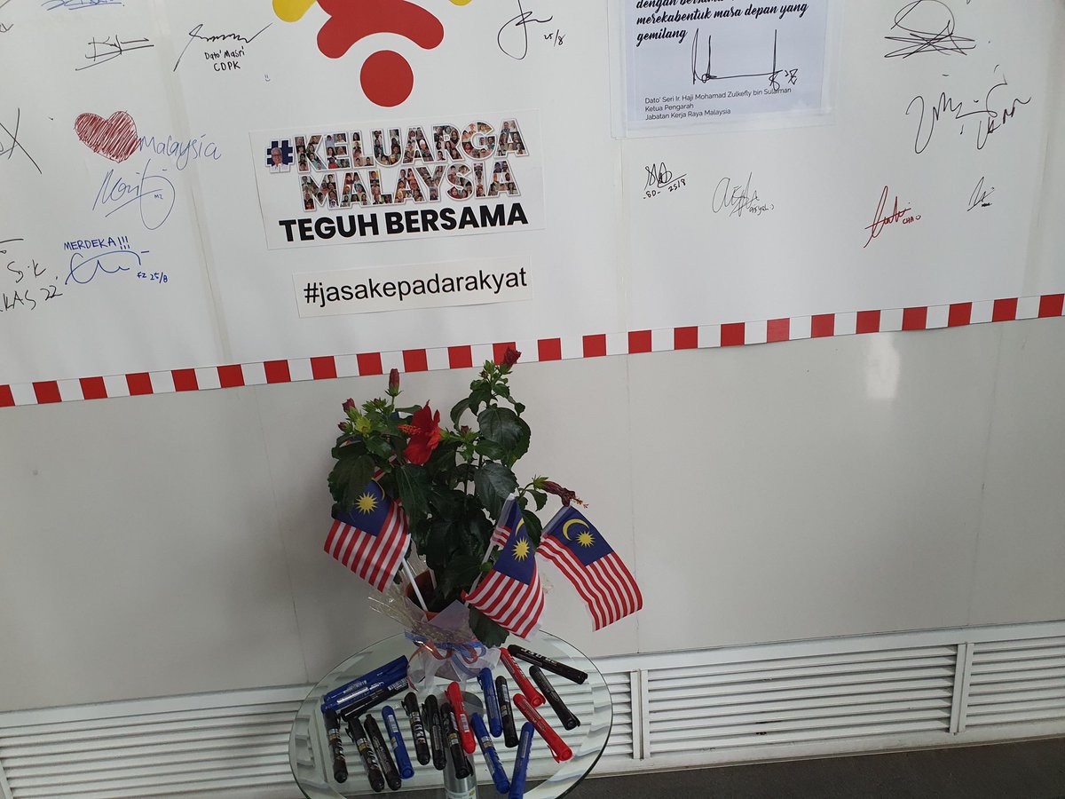 SarimahBtAhmad2's tweet photo. Bukan tulis nama atas batu
..
Kita tandatangan atas board.
#SempenaSambutanHariKemerdekaan
#CDPK https://t.co/NPdictCRsO