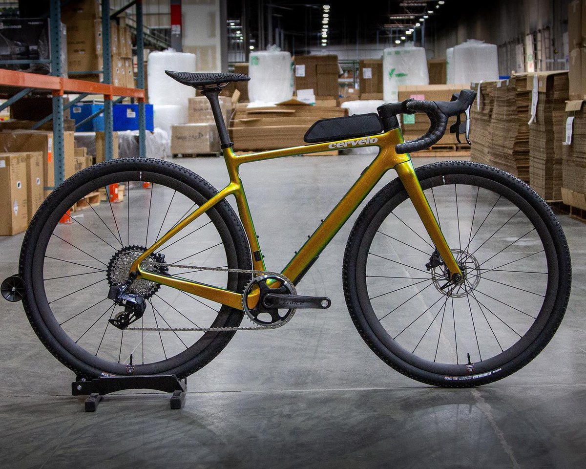 CompCyclist's tweet image. Is it gold or green? Yes. This Aspero 5 paint job is certainly a head-turner and it has the components to match. 🤩 #bikeoftheweek

#ccbikeoftheweek #cerveloaspero #aspero5 #gravelbike #newbikeday #gravelbiking #competitivecyclist #cycling #cervelobikes #sramroad