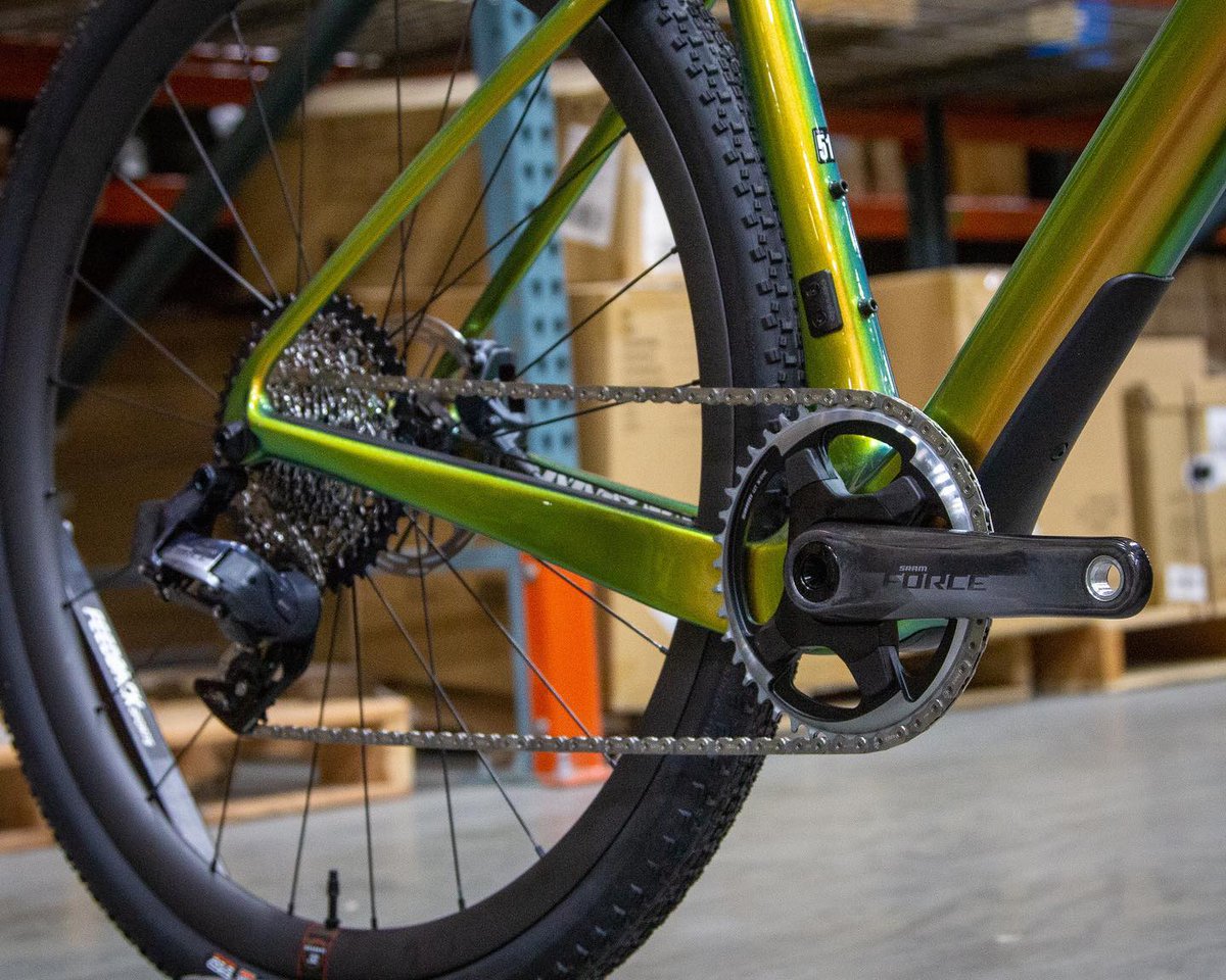 CompCyclist's tweet image. Is it gold or green? Yes. This Aspero 5 paint job is certainly a head-turner and it has the components to match. 🤩 #bikeoftheweek

#ccbikeoftheweek #cerveloaspero #aspero5 #gravelbike #newbikeday #gravelbiking #competitivecyclist #cycling #cervelobikes #sramroad
