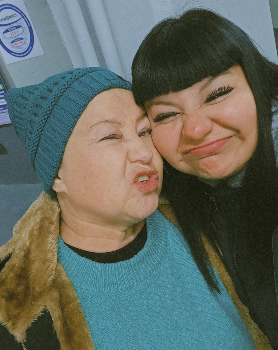 Anntoonneela's tweet photo. el maldito cancer me la esta destruyendo a mi vieja, pero ella aun así sigue así con esa cara de loquita viviendo lo mas que pueda aunque a veces ni fuerza tenga, se levanta y sigue, mi único ejemplo que me enseña que mi unico objetivo aca  es solo disfrutar y ser feliz 🫀 https://t.co/WL8ae3btlb