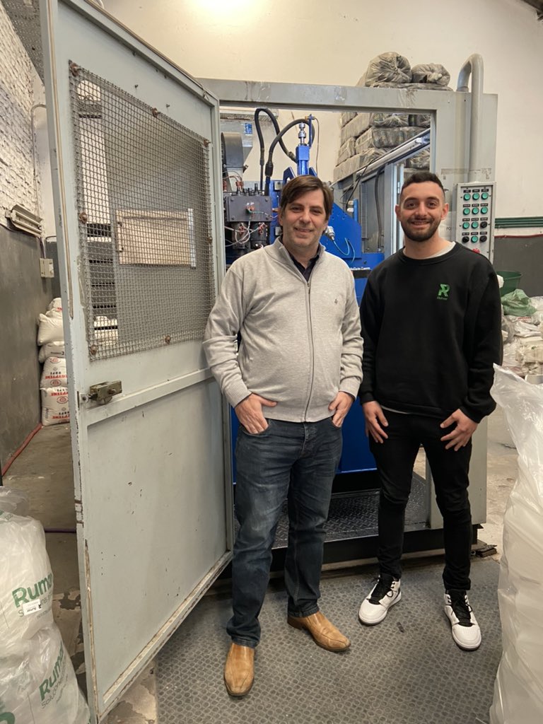 FEdePyME's tweet photo. Hoy visité #Rumar industria de @niconiceforo un joven dirigente de la @Uiavellaneda 

Fabrican envases de plástico… Reman como todos los #PyMEs con un espíritu único y un sentido de la innovación y el crecimiento admirables…

Nico es el presidente de la @UIAvJoven https://t.co/g8QTNRgEqZ
