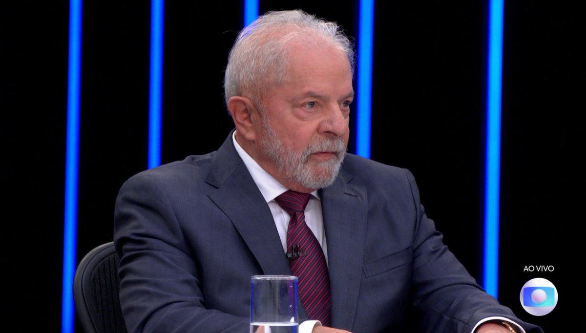 ptbrasil's tweet photo. "Eu poderia ter escolhido um procurador engavetado, mas não fiz. Poderia fazer decreto de sigilo de 100 anos, sabe, que está na moda agora?", @LulaOficial na sabatina do Jornal Nacional. #LulaNoJN #Vote13 https://t.co/ZiZOU1Qqgy
