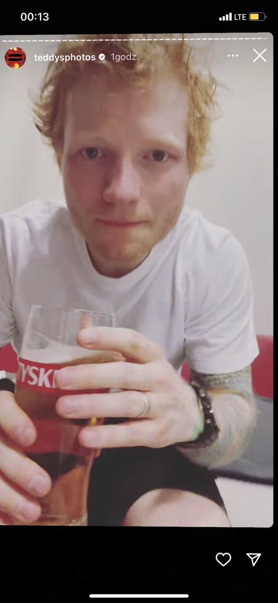 Estka95's tweet photo. *Inne kraje*
Ed dziękuje im za koncert na instastory schodząc ze sceny 

*Polska*
Ed dziękuje im za koncert na instastory  pijąc tyskie XDDDD
 #edsheeranwarszawa https://t.co/QcnaHx1p9b