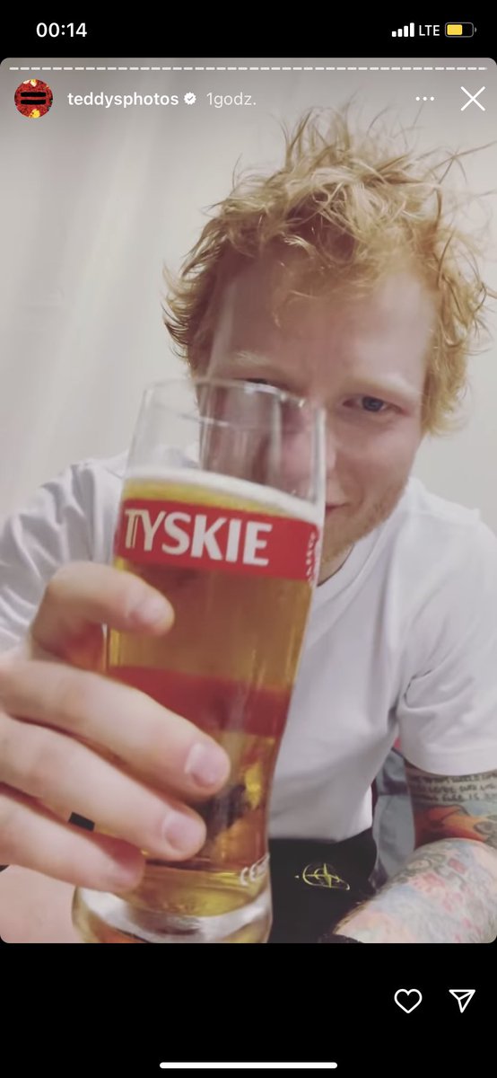 Estka95's tweet photo. *Inne kraje*
Ed dziękuje im za koncert na instastory schodząc ze sceny 

*Polska*
Ed dziękuje im za koncert na instastory  pijąc tyskie XDDDD
 #edsheeranwarszawa https://t.co/QcnaHx1p9b