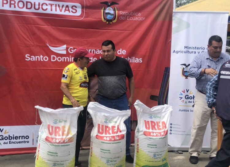 Alex_Padilla85's tweet photo. El MAG Sto. Dgo. participa en ferias Productivas en distintas parroquias, con la finalidad de reactivar el agro de la provincia Tsáchila, donde se entregaron incentivos agropecuarios como Urea Subvencionada al primer productor beneficiario de la parroquia El Esfuerzo. https://t.co/8zipWtNwpY