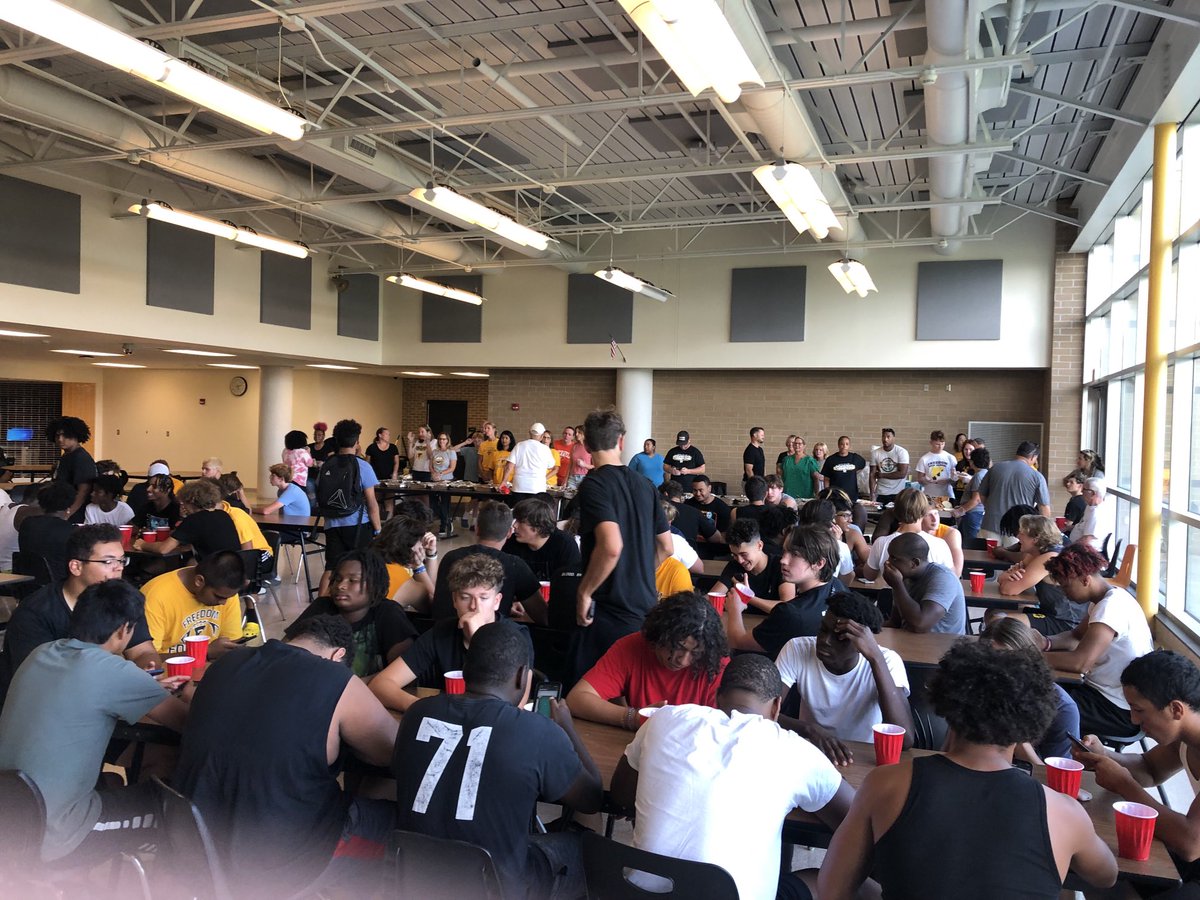 RoederJason's tweet photo. Thanks to ⁦@FHSFBBGGC⁩ and all the family volunteers(parents grandparents, siblings, family friends etc) that came out tonight to help for our first weekly team dinner. OW https://t.co/bqomHDyvny