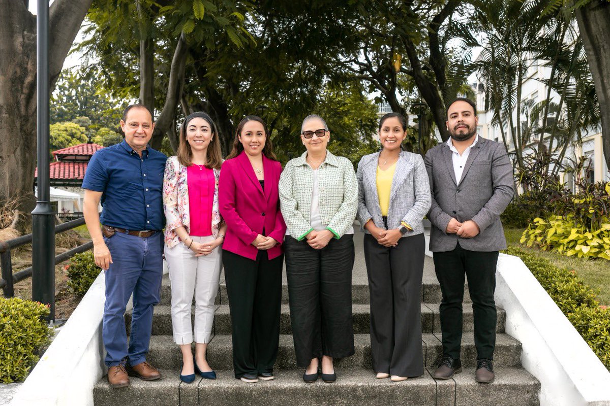espae's tweet photo. Equipo @ImpulsumEc capítulo Ecuador. @vlasio @asamaniego86 @tatiTs22 @isadafer94 y el director profesor de @espae @espol Edgar Izquierdo. Mediante asesoramiento y apoyo acompañan iniciativas de emprendimiento social. https://t.co/PDfoJtkq9x