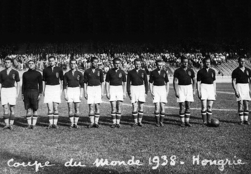 CopaLendas's tweet photo. Antal Szabó, Hungria 🇭🇺.
Copa do Mundo de 1938, França.
Vice campeão.
5 gols sofridos, 3 jogos.
#szabó #magyarország #worldcup1938 #coupedumonde1938 #copa1938 #fifa #legenda #bohóc #magyarok #nemzetitizenegy #mlsz #stadeolympiqueducolombes #hun #julesrimet #qatar2022 https://t.co/mq9RcM5IQR