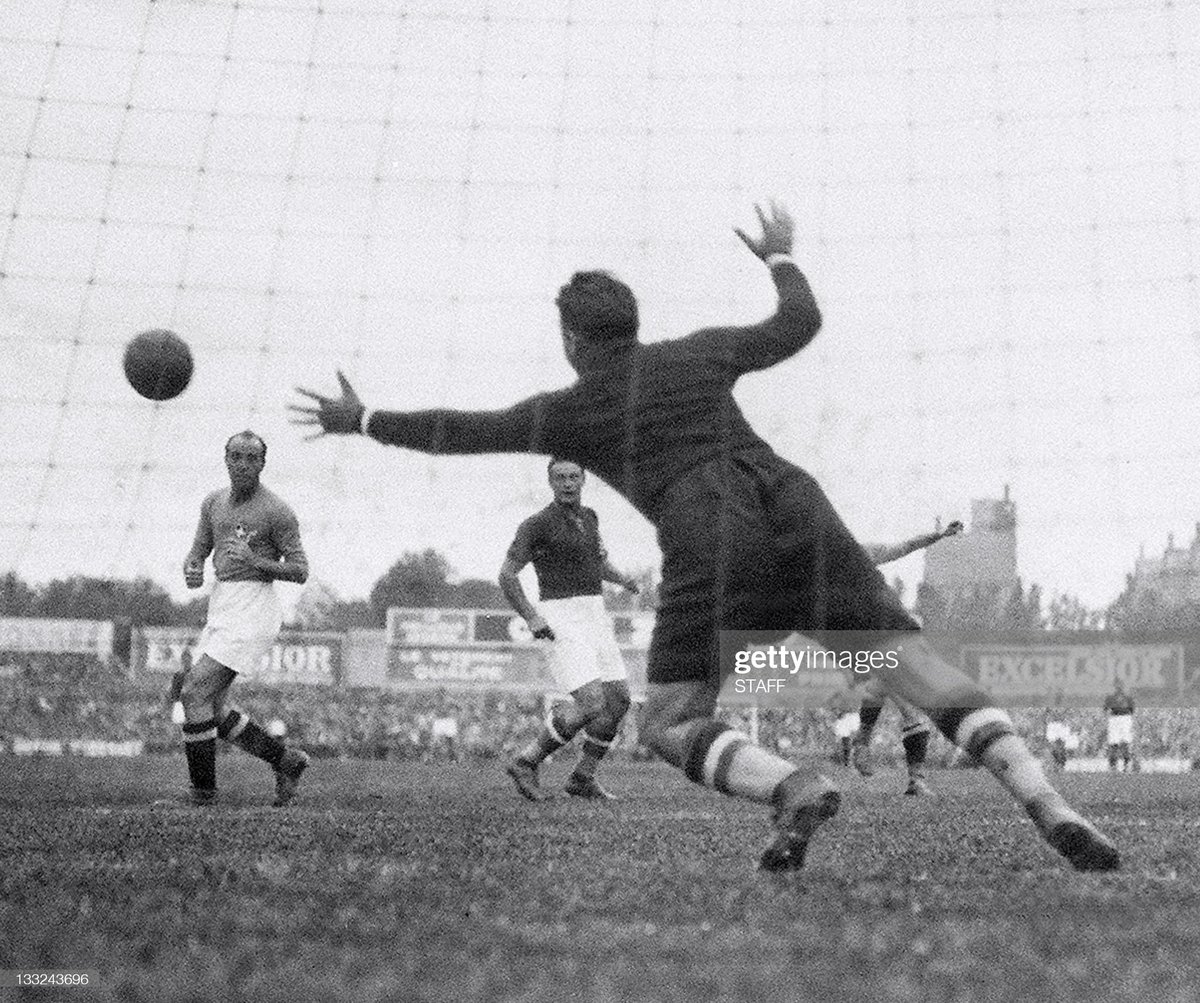 CopaLendas's tweet photo. Antal Szabó, Hungria 🇭🇺.
Copa do Mundo de 1938, França.
Vice campeão.
5 gols sofridos, 3 jogos.
#szabó #magyarország #worldcup1938 #coupedumonde1938 #copa1938 #fifa #legenda #bohóc #magyarok #nemzetitizenegy #mlsz #stadeolympiqueducolombes #hun #julesrimet #qatar2022 https://t.co/mq9RcM5IQR